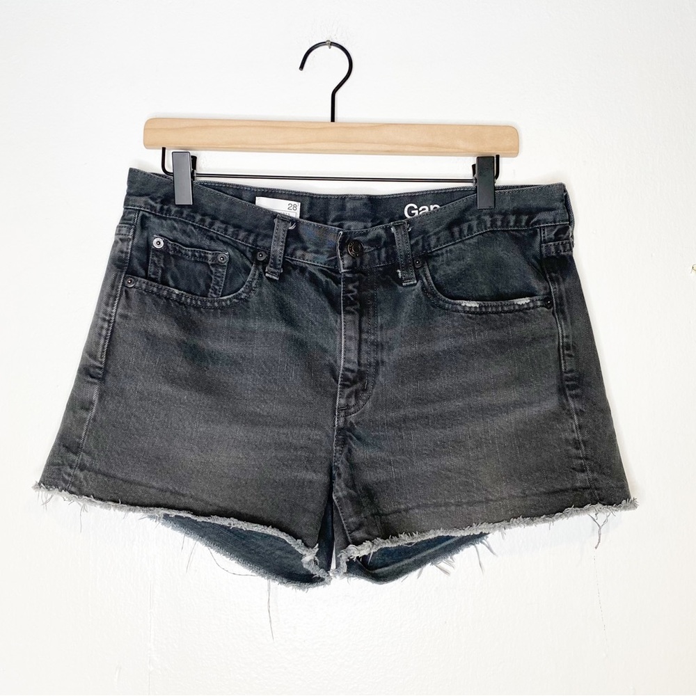 GAP | Slim Shorts in Washed Black, Cut-off Jean‎ Short, Raw Hem Sz. 28